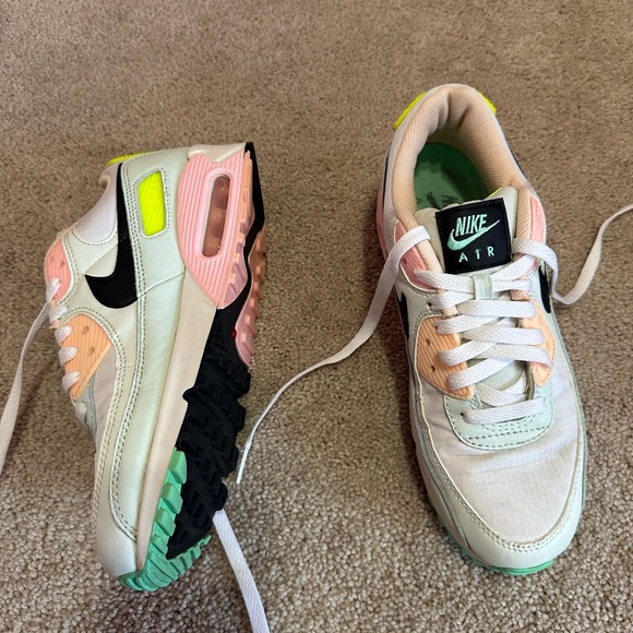 Women’s Nike air max size 8.5 neon - Picture 2 of 3